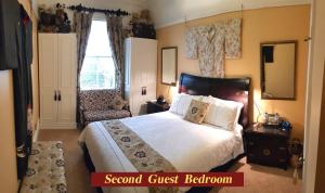 奥克兰格兰奇酒店的一间卧室配有一张床和一把椅子