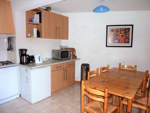 圣让多尔普Appartement Saint-Jean-d'Aulps, 3 pièces, 6 personnes - FR-1-573-105的厨房配有木桌和微波炉