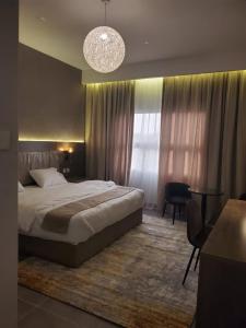 艾卜哈منتجع فلل السيف الفندقية的一间卧室配有一张床和一个吊灯