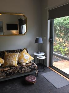 Trenthama'meadow的带沙发和窗户的客厅