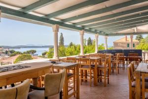 赫瓦尔Hostel Villa Skansi的一间带桌椅并享有水景的餐厅
