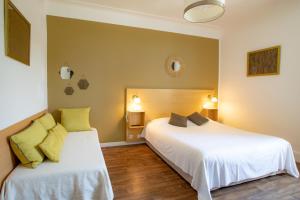康博莱班杜帕克酒店 的一间卧室配有两张床和两盏灯。