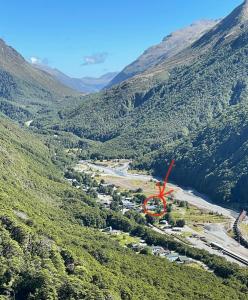 阿瑟山口Arthur's Pass Motel & Lodge的享有山谷的空中景致,享有河流和山脉美景