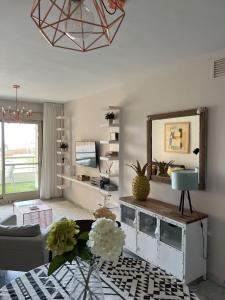 贝纳尔马德纳Apartment Sea Breeze – Apartamento Brisas del Mar的客厅配有镜子和沙发