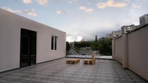 第比利斯Babilon Hotel Tbilisi的一座庭院,在建筑的一侧设有两个长椅