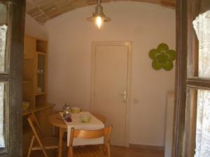 莱斯卡拉L' Escala centre la Platja的一间用餐室,配有一张桌子,墙上挂着一朵绿色的花