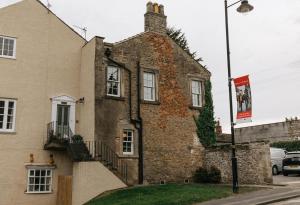 里士满WENSLEYDALE, OLD SCHOOL ROOMS - Ground Floor Luxury Apartment in Richmond, North Yorkshire的街道拐角处的旧砖楼