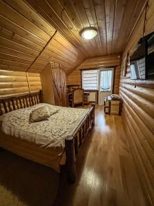 米戈韦GorodOk的小木屋内一间卧室,配有一张床