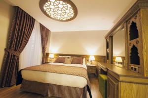科尼亚奈伊酒店的酒店客房,配有床和镜子