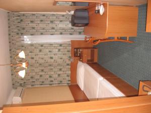 塔塔阿诺德酒店的一间设有浴缸和墙上电视的客房