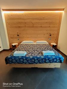萨奥兹-杜尔克斯Chalet allemand的一间卧室配有一张带木制床头板的床