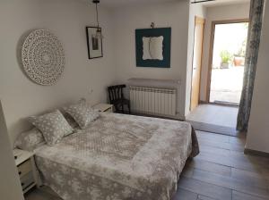 Larraga乡村城堡酒店的卧室配有床、椅子和窗户。