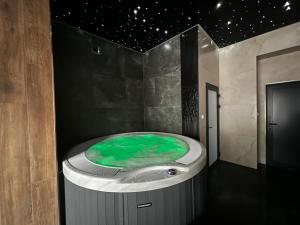 韦巴WILLA LAZUR的星空天花板的客房内设有一个按摩浴缸