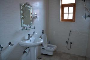 斯利那加Hotel Al Azrah的白色的浴室设有卫生间和水槽。
