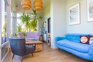 达洛科Apartamenty Rodzinne Plater74的客厅配有蓝色的沙发和桌子