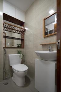 胡志明市Homestay TITO的一间带卫生间和水槽的浴室