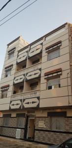 胡塞马appartement boukidan的一座高大的建筑,旁边设有阳台