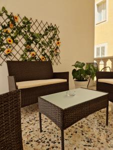 莱切Tamborino Terrace Apartment - Salento Apartments Collection的带沙发和咖啡桌的客厅