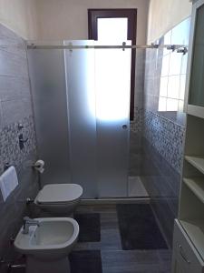 罗戈·格兰德La Campagnola的带淋浴、卫生间和盥洗盆的浴室