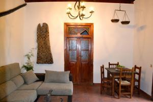 大加那利岛拉斯帕尔马斯Finca Mariola - Centenaria的带沙发和桌子的客厅以及门