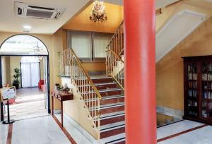 托雷洪-德阿尔多斯马约尔广场旅馆的螺旋楼梯,位于一个红色杆的房间