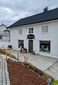 SkjervøyLoftsleilighet midt i sentrum的相册照片