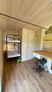 Glamping MARINGOTKA - malebný ladův kraj客房内的一张或多张床位