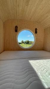 Glamping MARINGOTKA - malebný ladův kraj客房内的一张或多张床位