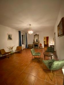Rogliano尤桑塔涅鲁酒店的一个带椅子和吊灯的大客厅