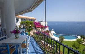 马尔法蓬斯卡利欧酒店的阳台配有桌子,享有海景。