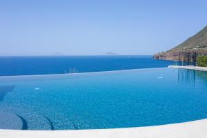 马尔法蓬斯卡利欧酒店的海景游泳池