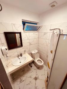 培拉特KRIS Guesthouse的一间带水槽、卫生间和镜子的浴室