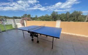 RocbaronCharmant Chalet avec terrasse et accès piscine.的天井顶部的乒乓球桌
