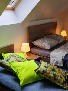 切米诺Villa Slavia的配有两盏灯的房间的两张床