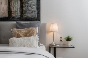 奥拉尔盖Ecole Olargues - Teritoria的一间卧室配有一张带台灯和枕头的床