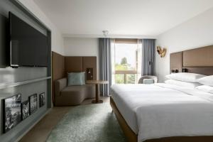 阿姆斯特丹阿姆斯特丹万豪酒店的酒店客房设有一张大床和一台电视。