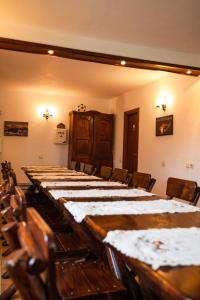 丰达塔Pensiunea Poienita Ursului的一间会议室,配有长桌子和椅子