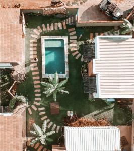 圣米格尔-杜戈斯托苏Zero Meia Um Pousada的享有带游泳池的庭院的顶部景致
