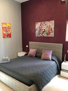 博洛尼亚Casa Beda的一间卧室配有一张紫色墙壁的床