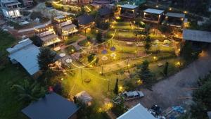 考科班桐科旅馆的公园的顶部景色,夜晚灯光