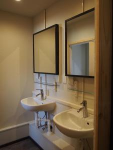 东京328号休闲旅舍的浴室设有2个水槽和2面镜子