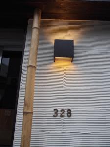 东京328号休闲旅舍的金属建筑的侧面标志