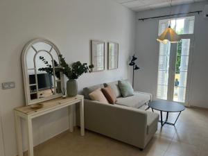 梅利利亚Estudio canela的带沙发和镜子的客厅