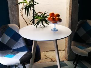 茨雷斯Apartments Kremenic的一张桌子上放着一碗橘子