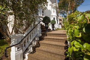 圣约翰斯Ryan Mansion的通往白色房子的楼梯
