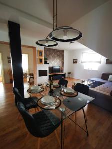 波热加Apartman Sveti Rok的客厅配有桌椅和沙发
