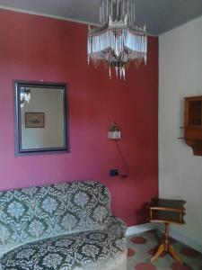 佩拉塞卡安蒂科阿尔泽斯旅馆的一间卧室配有一张床和一个吊灯