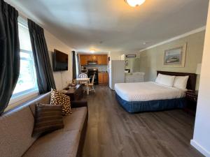 西丹尼斯盖斯特旅馆的酒店客房,配有床和沙发