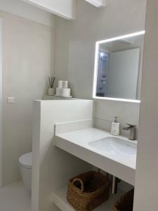 卡普费雷villa blanche Cabine 1的白色的浴室设有水槽和镜子
