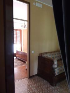 佩拉塞卡安蒂科阿尔泽斯旅馆的带沙发和窗户的客厅